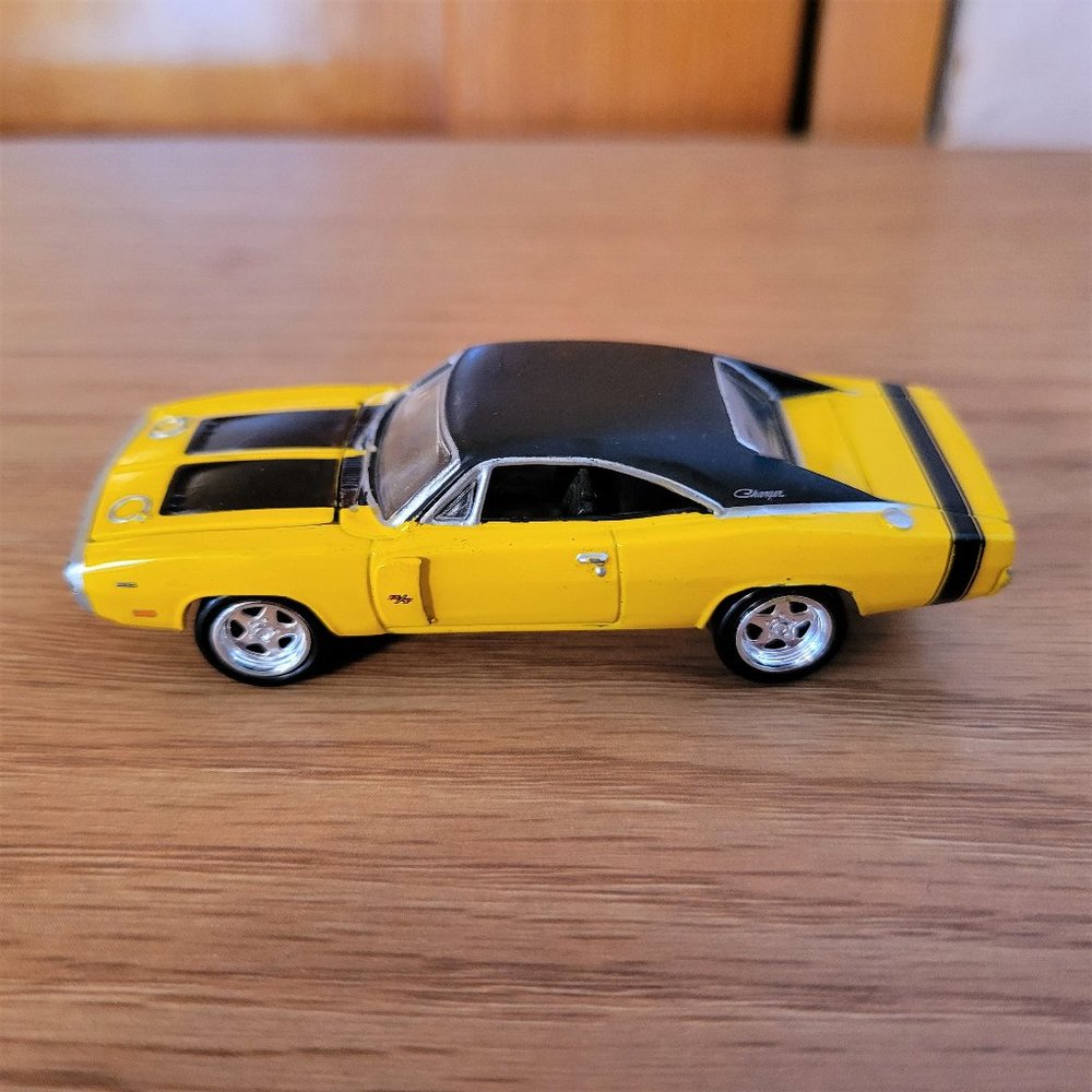 2004 Johnny Lightening 1970 Dodge 426 V-8 hemi Charger R/T